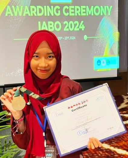 Siswi SMAN. 1 Padang Panjang, Aqsha Arasy usai raih medali perunggu di ajang IABO.